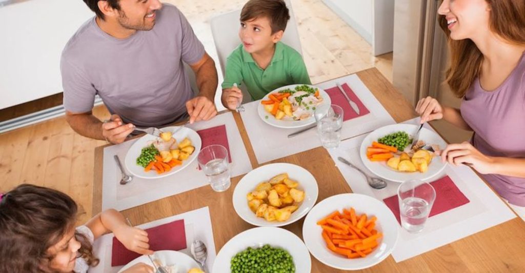 20 Surprising Dinner Table Rules from the 1960s That Would Shock Today’s Youth