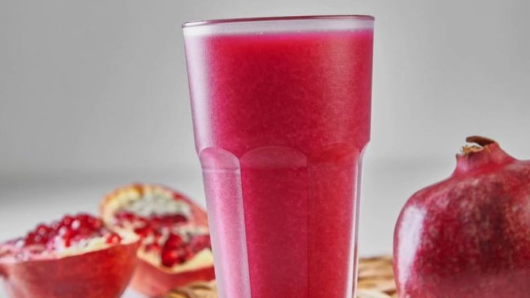 Nature’s Gift in a Glass: Mastering the Craft of Fresh Pomegranate Juice