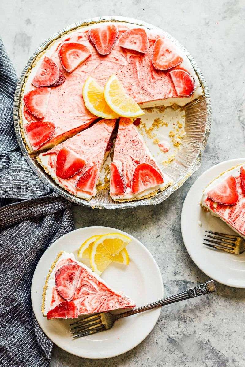 Strawberry Lemonade Freezer Pie