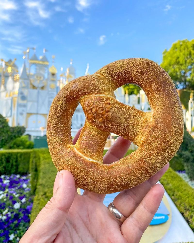 Cream Cheese Stuffed Pretzel – Disneyland Park (USA)