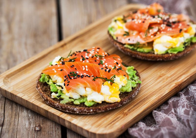 Smoked Salmon & Avocado Rice Cakes