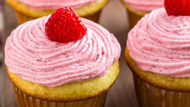 Delicate Raspberry Almond Cupcakes That Taste Like Pure Elegance