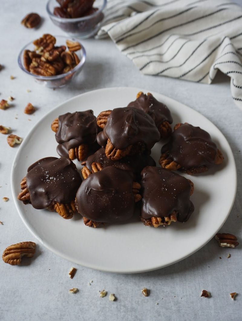 GUILT-FREE: Healthy Dark Chocolate Turtles