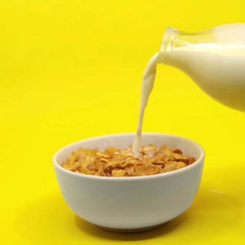 High-Fiber, Low-Sugar Cereal with Milk or Yogurt