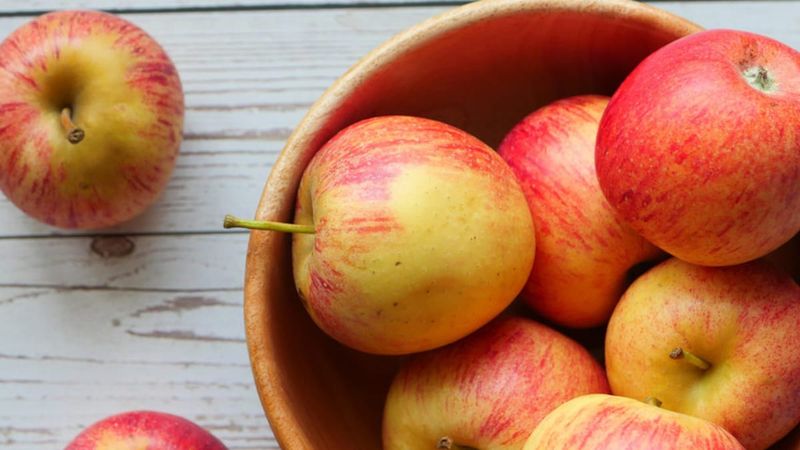 Apples (with skin)