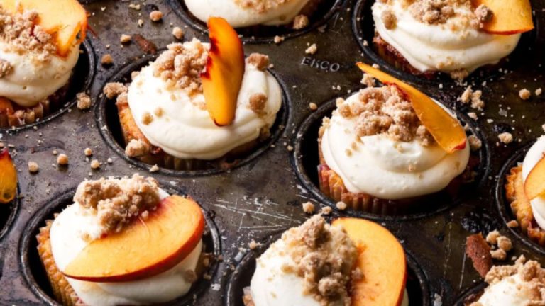 Peach Cobbler Cupcakes That Capture the Comfort of a Classic Southern Dessert