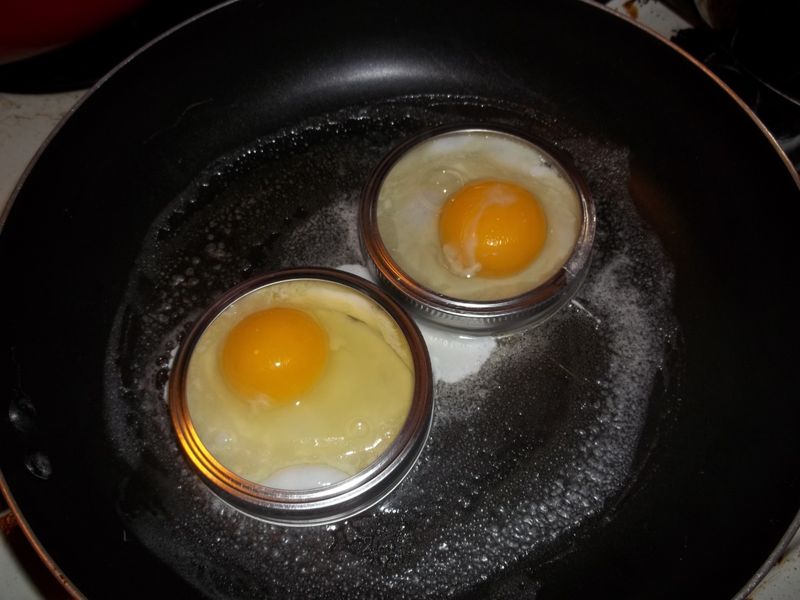 Use a Mason Jar Lid For Perfect Fried Eggs