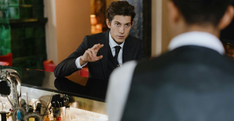 These 14 Habits Make Waiters Cringe—And These 6 Earn You a Gold Star