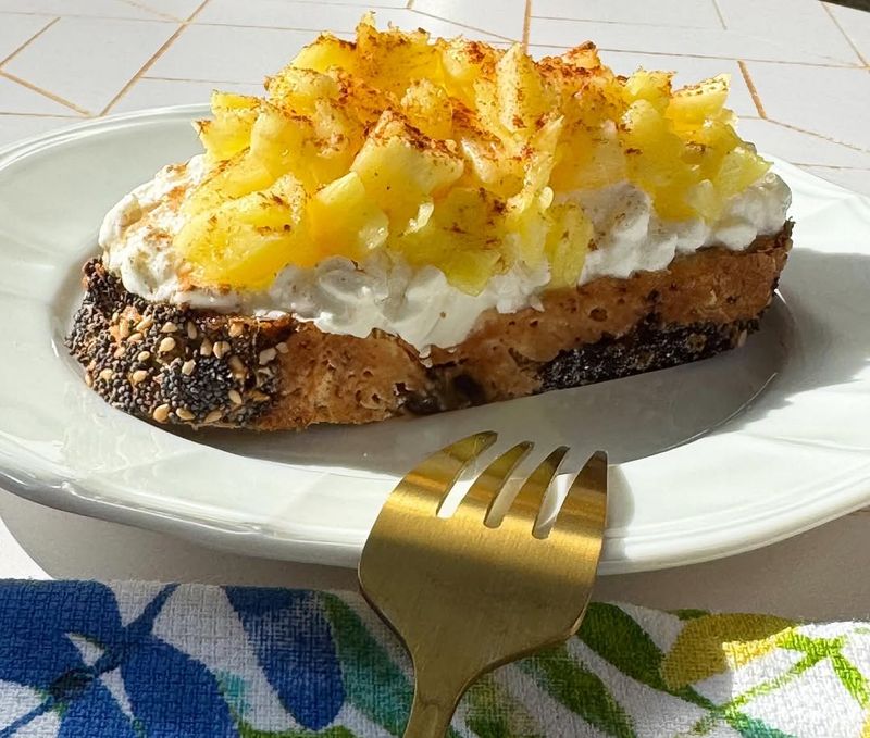 Cottage cheese with pineapple or tomatoes