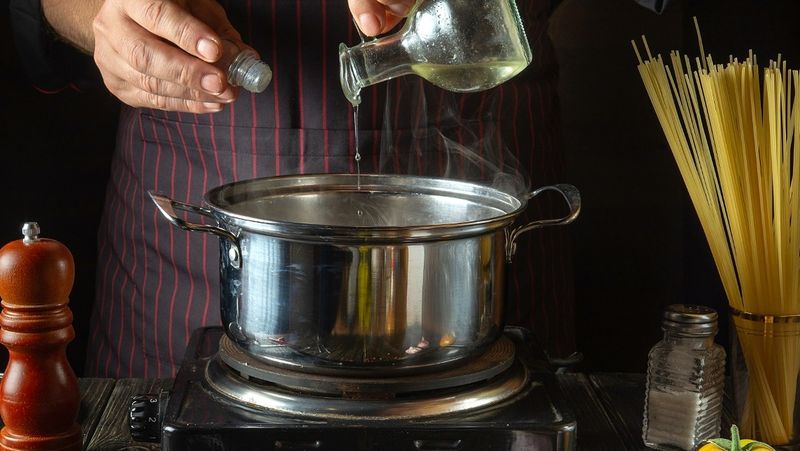 Adding Oil to Pasta Water Prevents Sticking