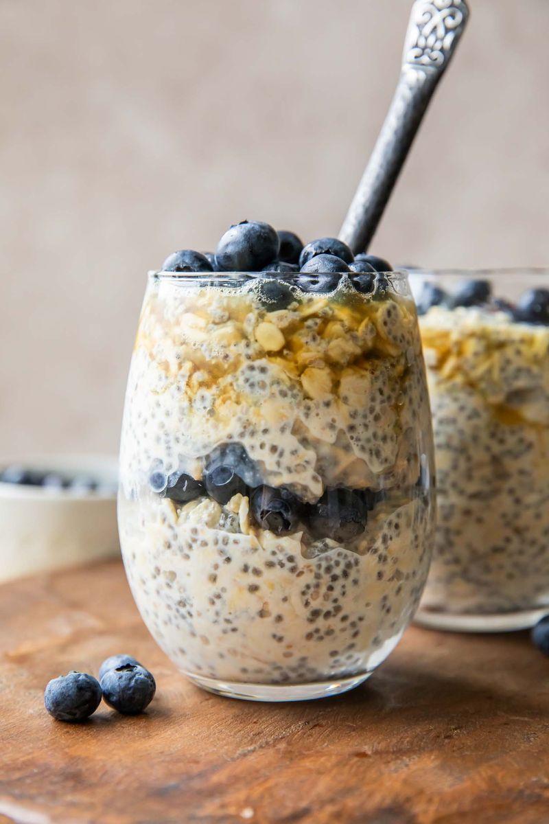 Overnight Oats with Chia and Berries