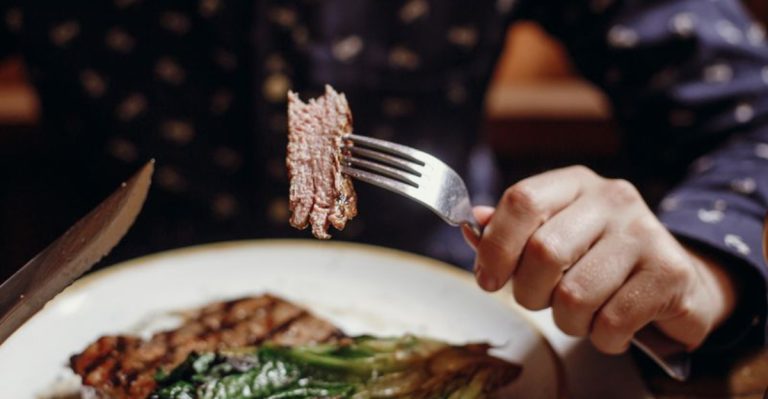 12 Pros and 12 Cons of Eating Steak, According to Expert Dietitians