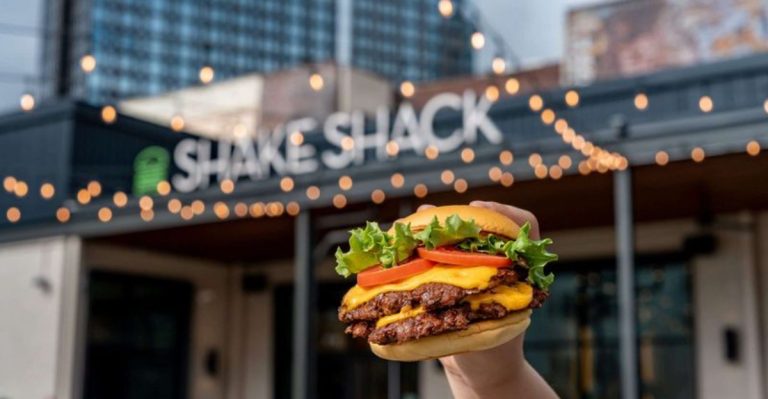 8 Overpriced Chains You’ll Regret Visiting—and 8 That Actually Earn Your Loyalty
