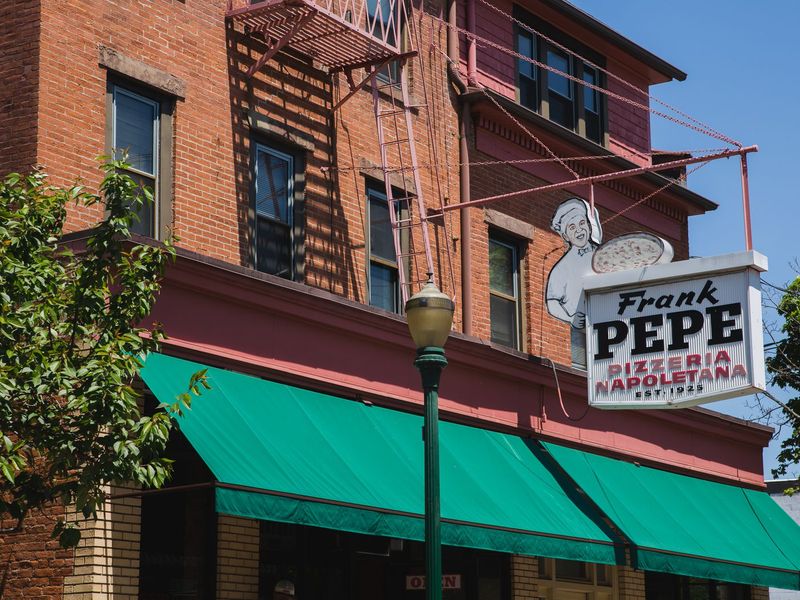 Connecticut - Frank Pepe Pizzeria Napoletana (New Haven)