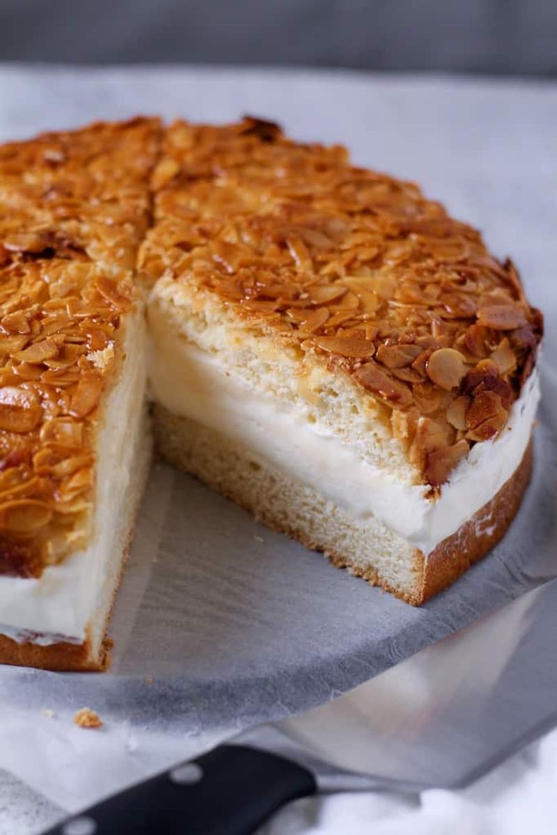 German Bee Sting Cake (Bienenstich)