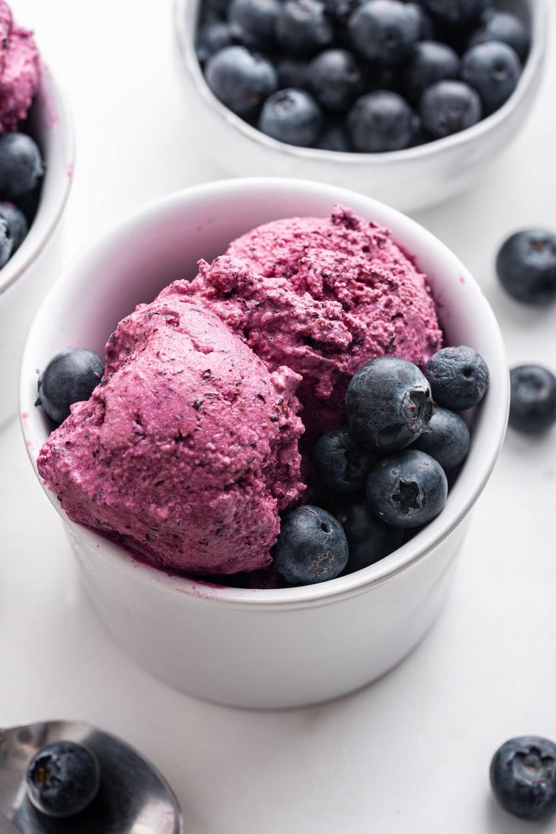 Frozen Yogurt with Berries