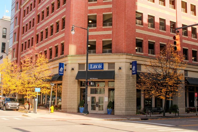 Leo’s Seafood Restaurant & Bar (Grand Rapids)