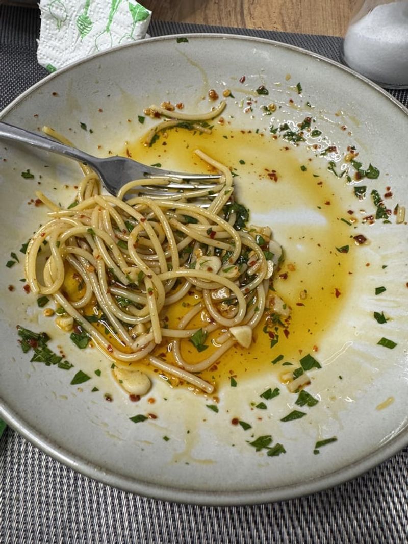 Oily “Garlic Spaghetti” That’s Basically Just Grease
