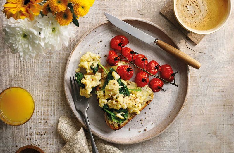 Scrambled Eggs With Grilled Tomatoes