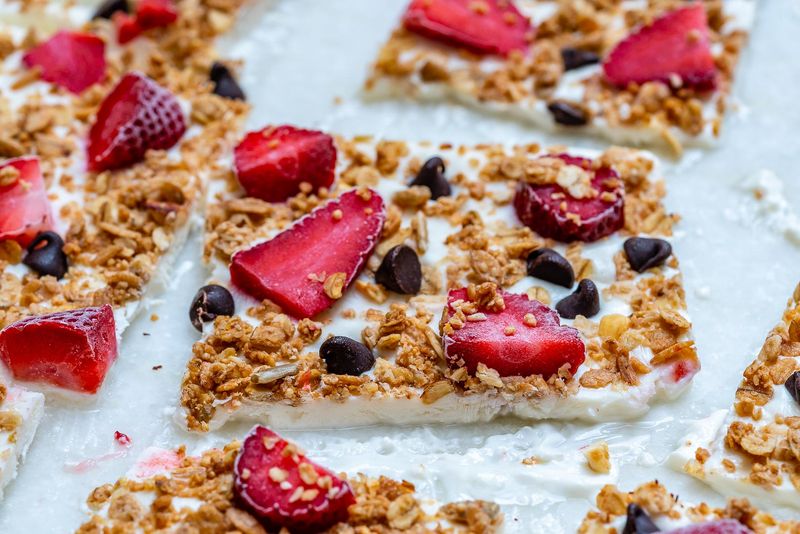 Frozen Yogurt Bark with Granola