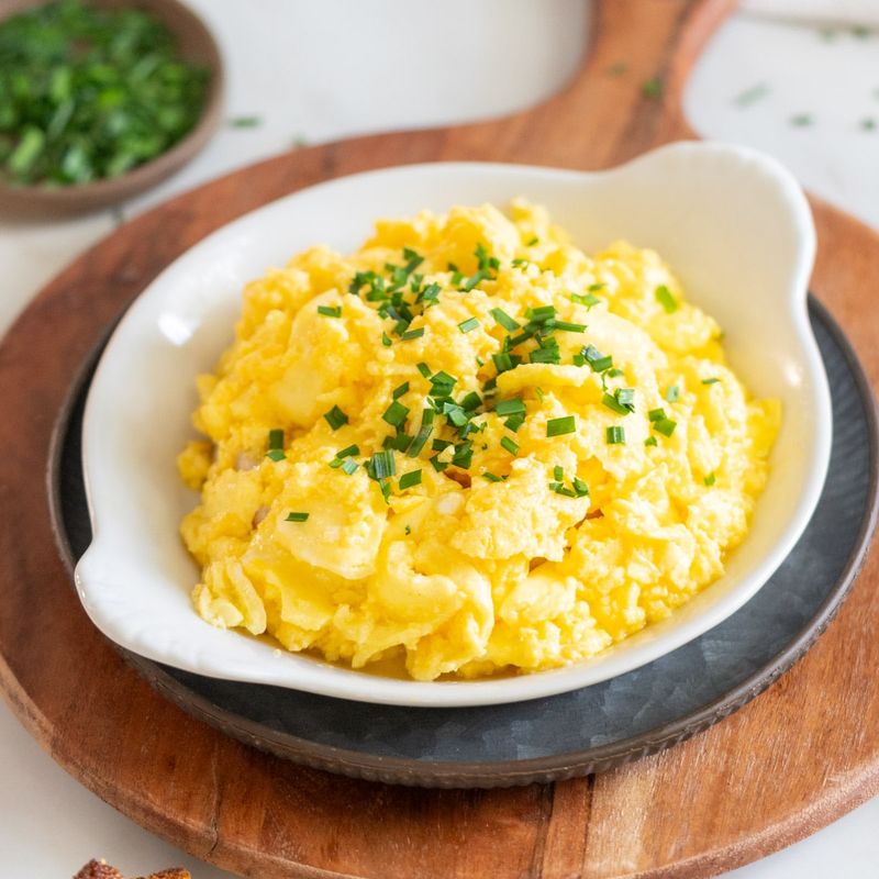 Fluffy Scrambled Eggs with Cheese
