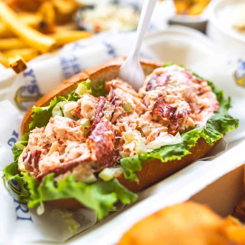 Maine – Lobster Roll (Cold with Mayo)