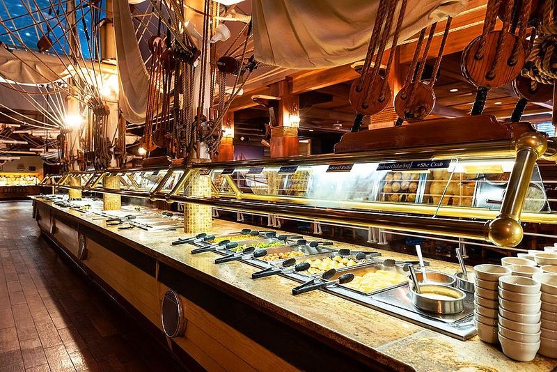 Captain George's Seafood Restaurant (Virginia Beach, VA)