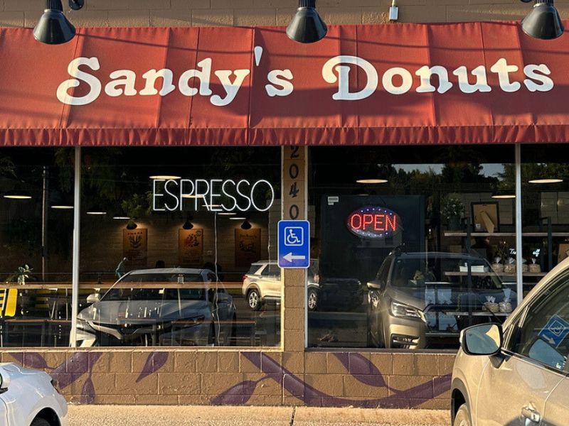 Sandy’s Donuts (Grand Rapids, Michigan)
