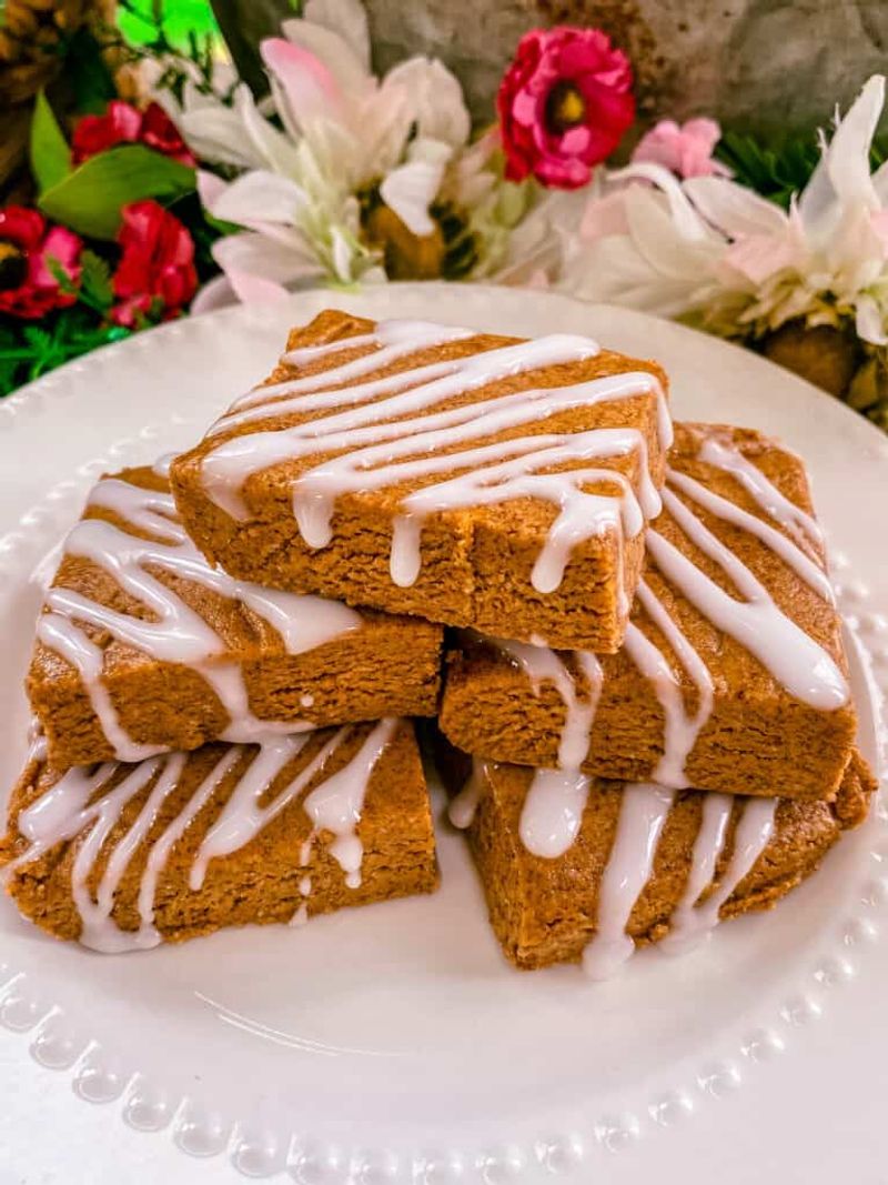 Easy Homemade Cinnamon Roll Protein Bars