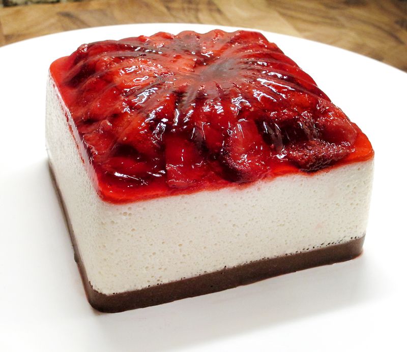 Strawberry Cheesecake with Gelatin Topping