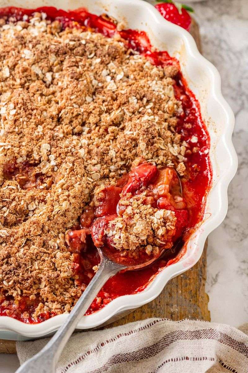 Strawberry Rhubarb Crisps