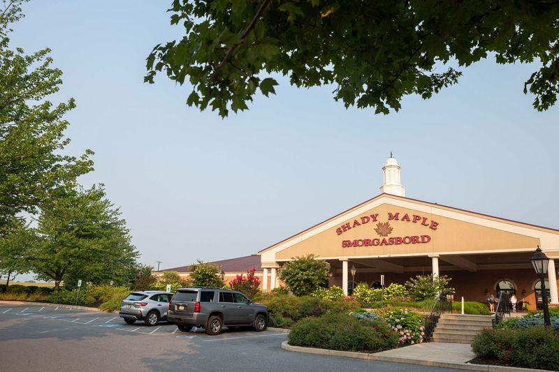 Shady Maple Smorgasbord – East Earl, PA