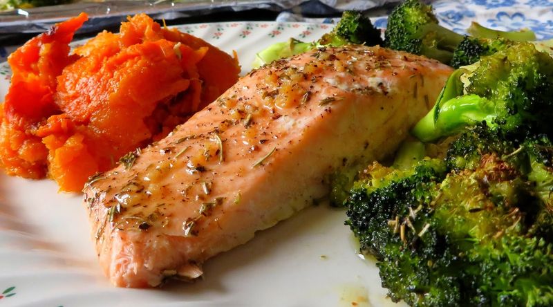 One-Skillet Garlicky Salmon & Broccoli
