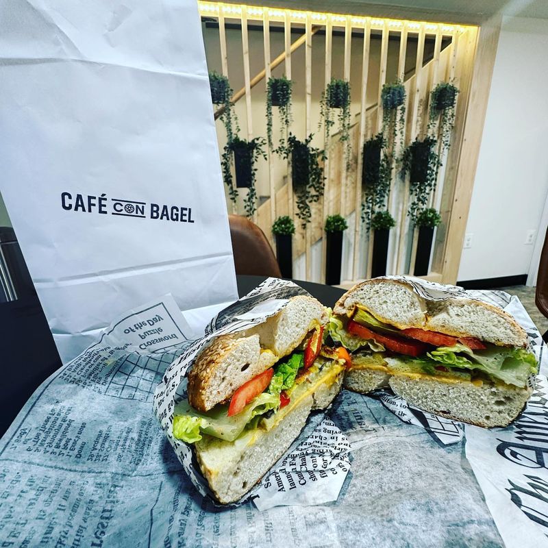 Café con Bagel