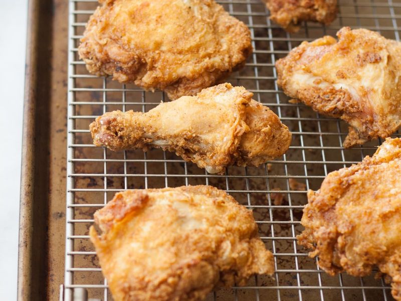 Cover fried food to keep it warm