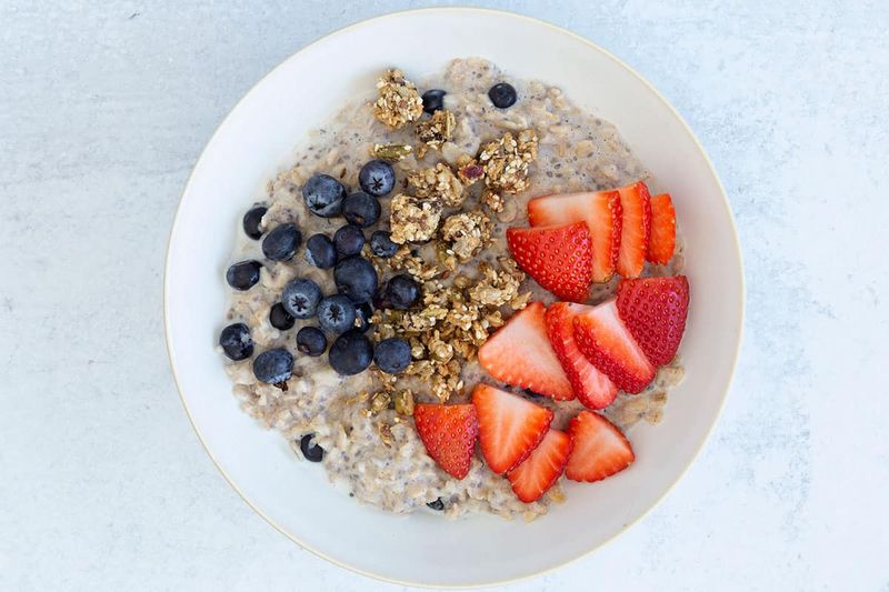 Oatmeal with Chia Seeds and Berries