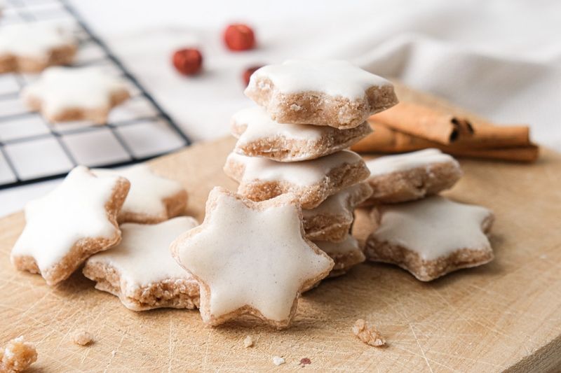Zimtsterne: Christmas Stars with Cinnamon Magic