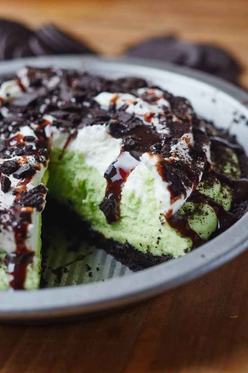 Grasshopper Pie: Minty Retro Elegance