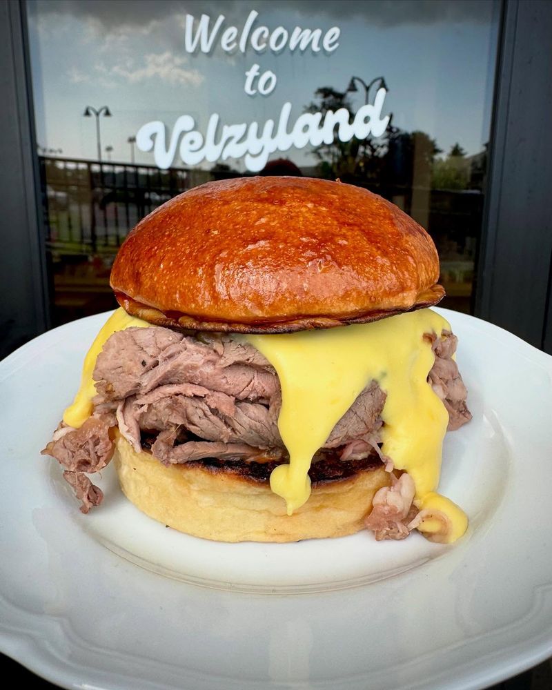 Velzyland Burger Co., Wailuku