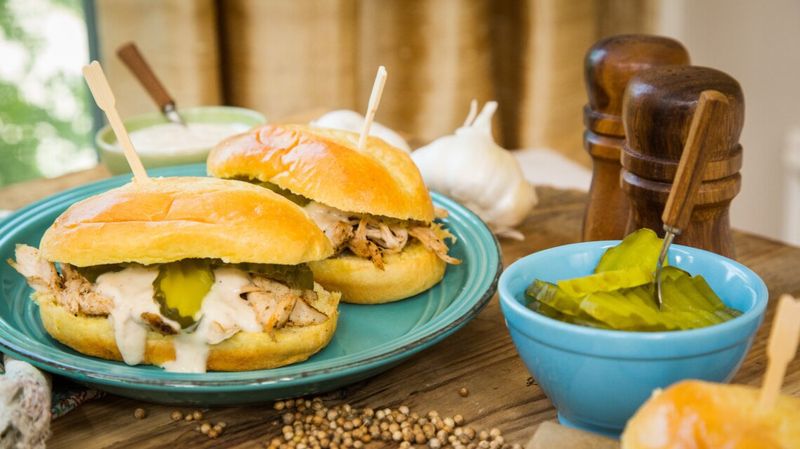 Alabama – Pulled Chicken Sandwich with White Barbecue Sauce