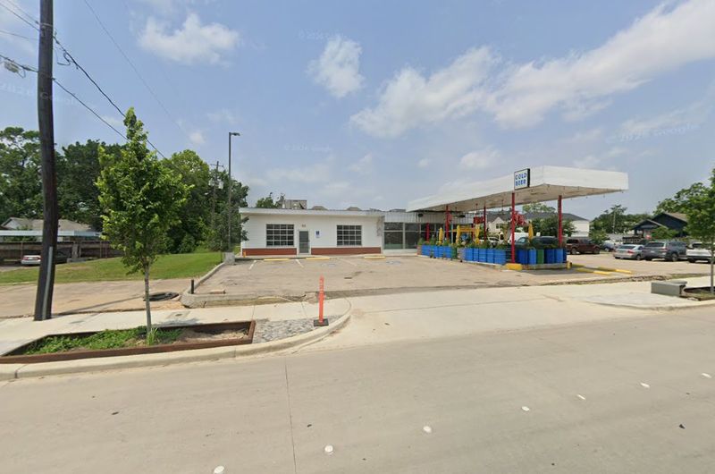 A Former Service Station Becomes a Welcoming Neighborhood Restaurant